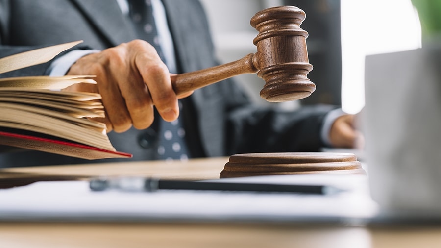 Justiça condena médico que examinou paciente por foto de celular a pagar indenização de R$ 10 mil